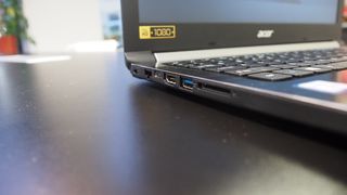Acer Aspire 5 è dotato di due porte USB 2.0, una USB 3.0, una porta USB-C, Ethernet e una scheda di memoria SD