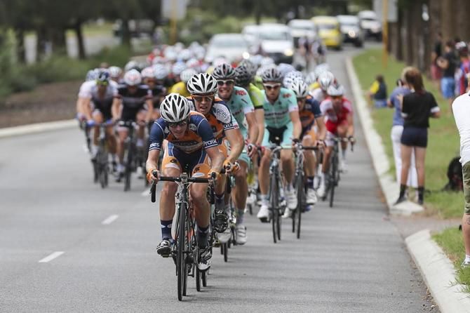 Jai Crawford and Sam Davis (Huon Salmon-Genesys) working hard on the front of the bunch