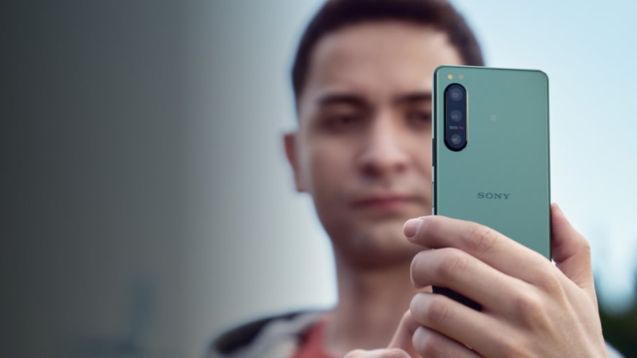 A man holding the green Xperia 5 IV