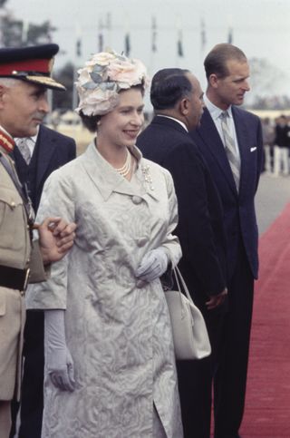 queen elizabeth best fashion 1961