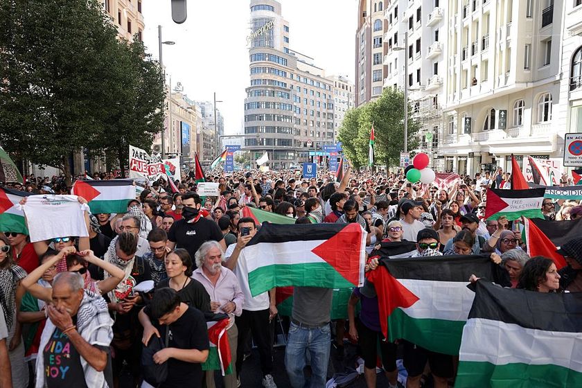 Pro-Palestinians protestors invade the street during the 21st and last stage of the Vuelta a Espana 2025, a 101 km race between Alalpardo and Madrid, in Madrid on September 14, 2025. The authorities have ramped up security for the Vuelta&#039;s final stage in Madrid, which was slightly shortened and will see 1,100 police officers deploy in the Spanish capital. (Photo by Thomas COEX / AFP)