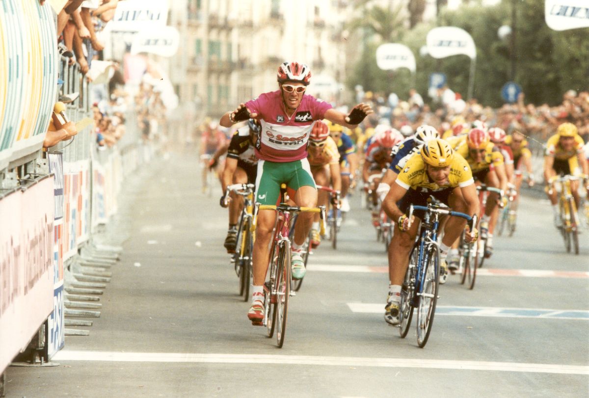 Cipollini wins in the maglia ciclamino in 1997 in Taranto on stage 10