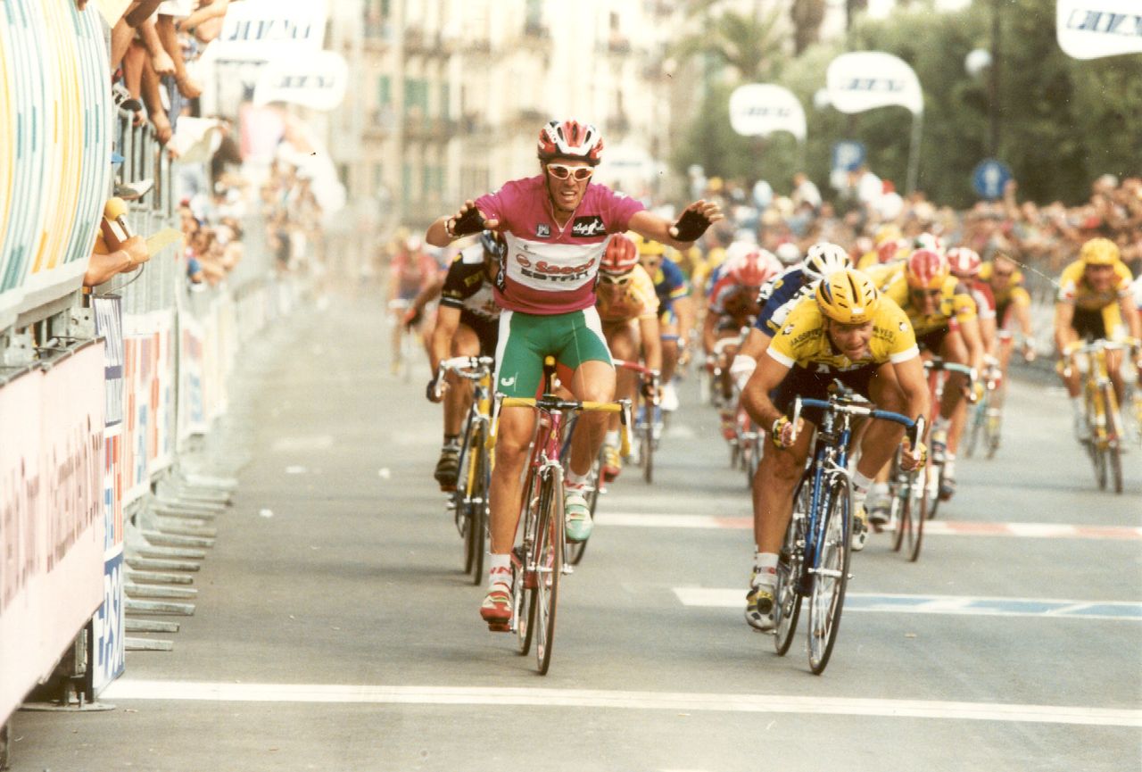 Cipollini wins in the maglia ciclamino in 1997 in Taranto on stage 10