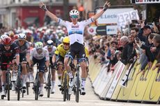 Tim Merlier celebrates well clear of the pack in Le Perray-en-Yvelines 