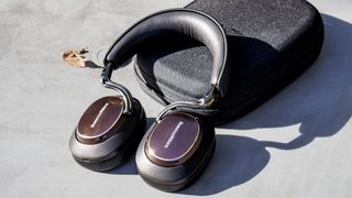 Bowers & Wilkins PX8 S2