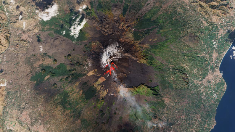 Satellites watch lava flows of Italy’s Mount Etna volcano eruption (image) Space