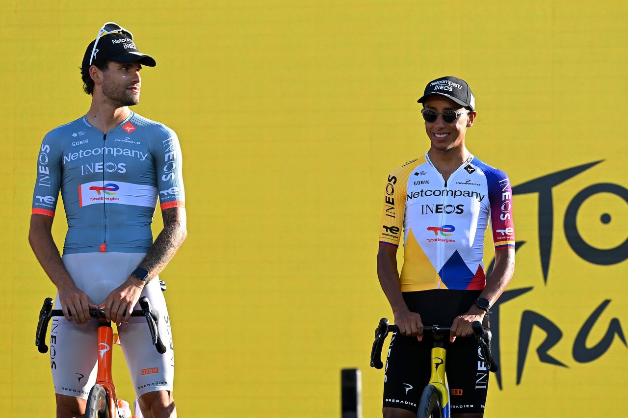 Egan Bernal stands with Ganna in his familiar Colombian champion's jersey
