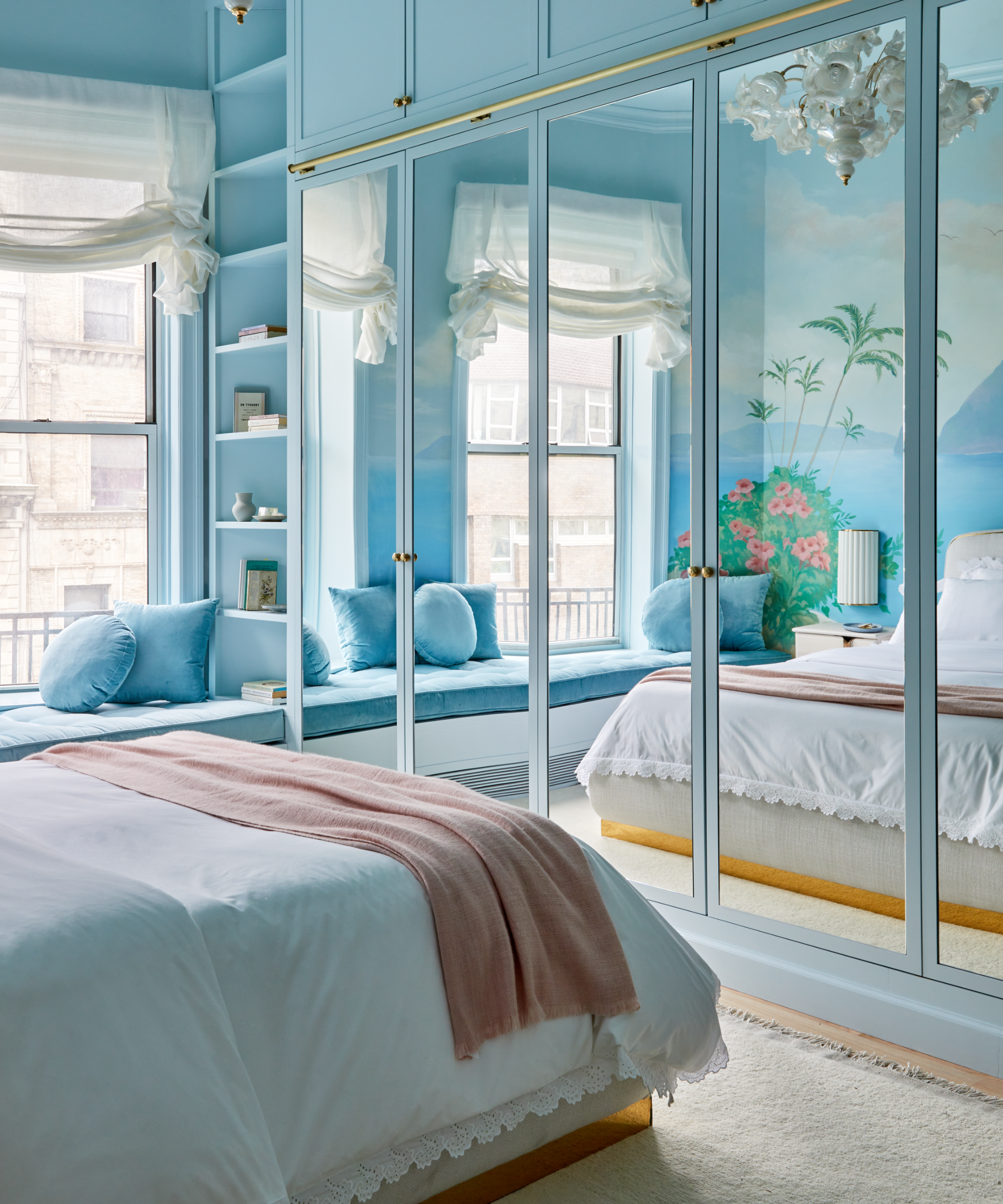 miroir de style contemporain pour chambre bleue