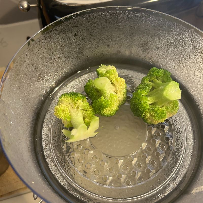 Salter 3 Tier Electric Food Steamer cooking broccoli