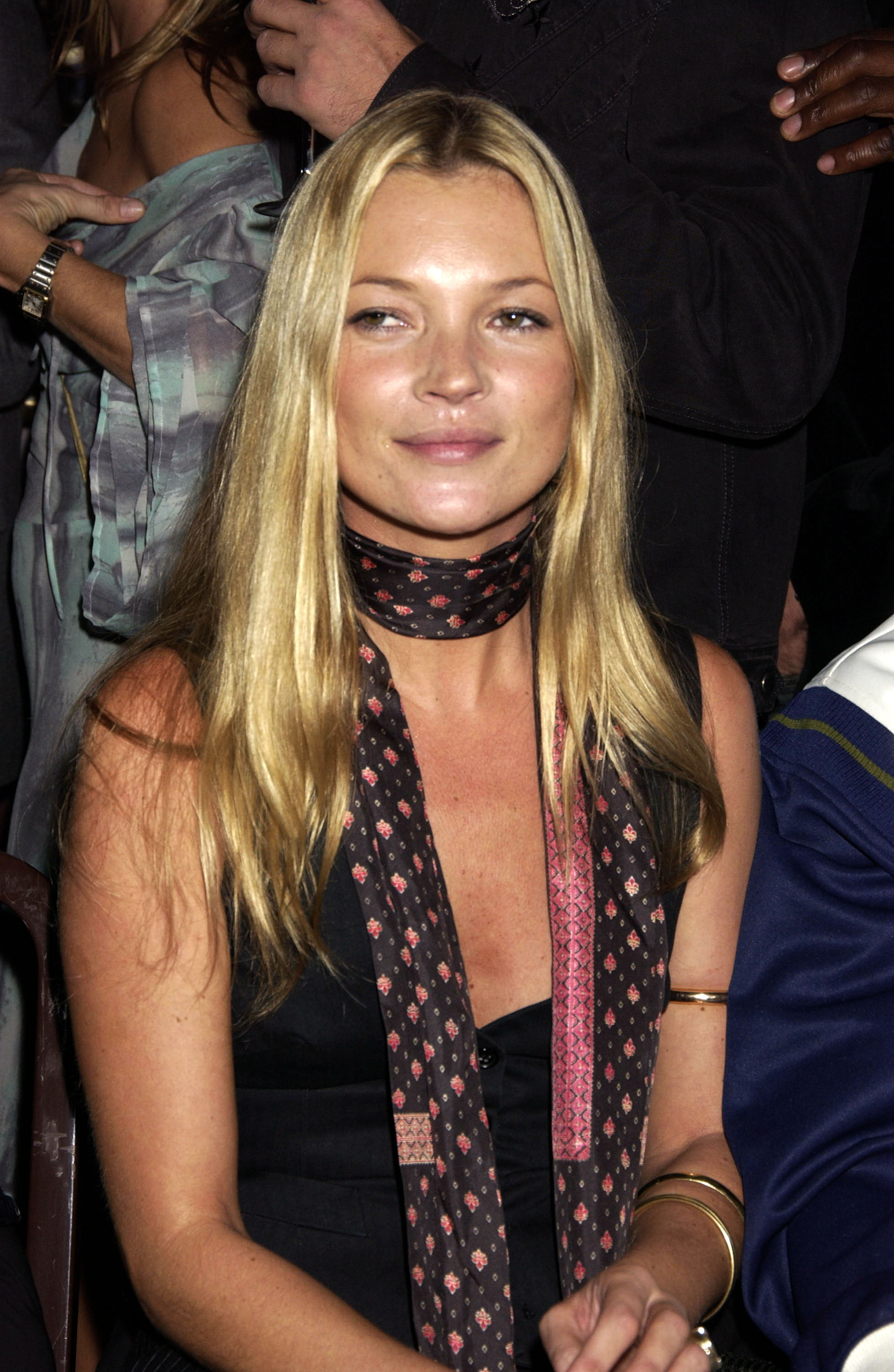 Kate Moss wears a useless skinny scarf, one of the key 2000s fashion trend.