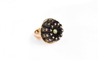 Gugelhopf ring, onyx and yellow gold with colourless