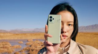 De achterkant van de Realme GT 2 Pro in iemands hand