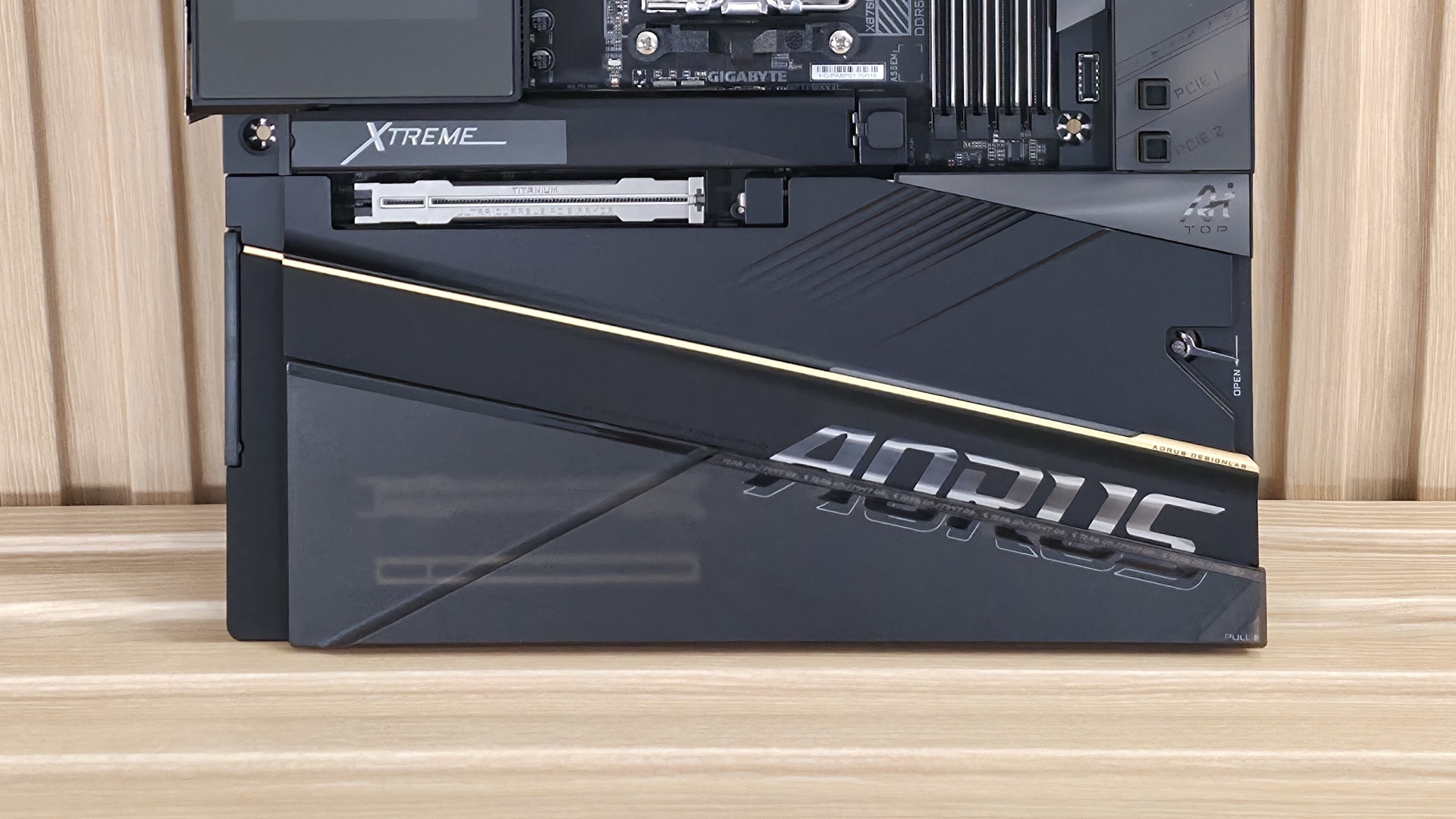 Gigabyte X870E Aorus Xtreme X3D AI Top - bottom half