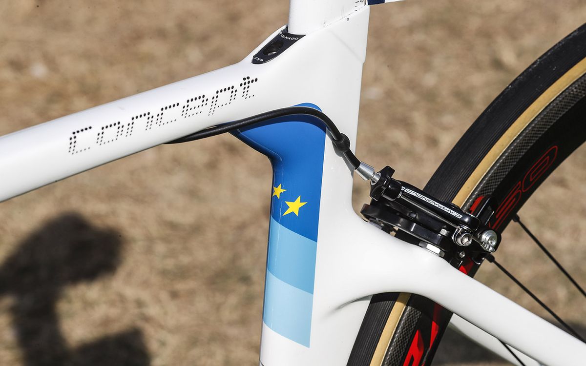 The aero focused frame features common design features of lowered seat stays and internal cable routing