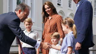 Prince George, Princess Charlotte and Prince Louis (C), accompanied by their parents the Prince William, Duke of Cambridge and Catherine, Duchess of Cambridge, are greeted by Headmaster Jonathan Perry as they arrive for a settling in afternoon at Lambrook School, near Ascot on September 7, 2022 in Bracknell, England