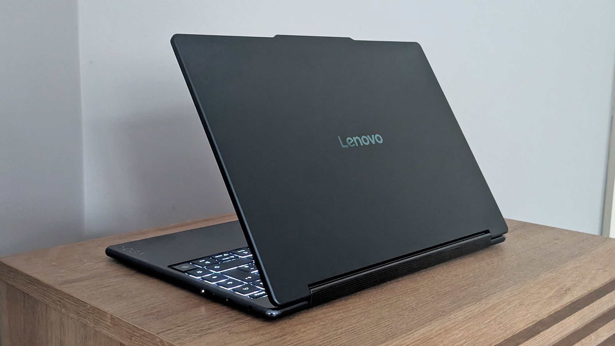 Lenovo Yoga 9i 2-in-1 Gen 10 Aura Edition