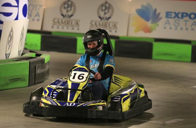 Alexandre Vinokourov getting a little practice for next year's caravan driving