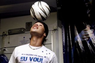 Cruzeiro midfielder Kerlon shows off his famous seal dribble during the presentation of a cuddly toy in October 2007.