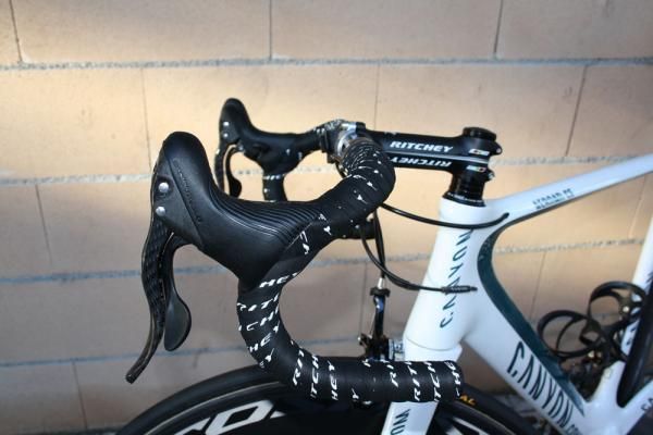Philippe Gilbert (Omega-Pharma Lotto) prefers a classic-type bend on his Ritchey handlebars.