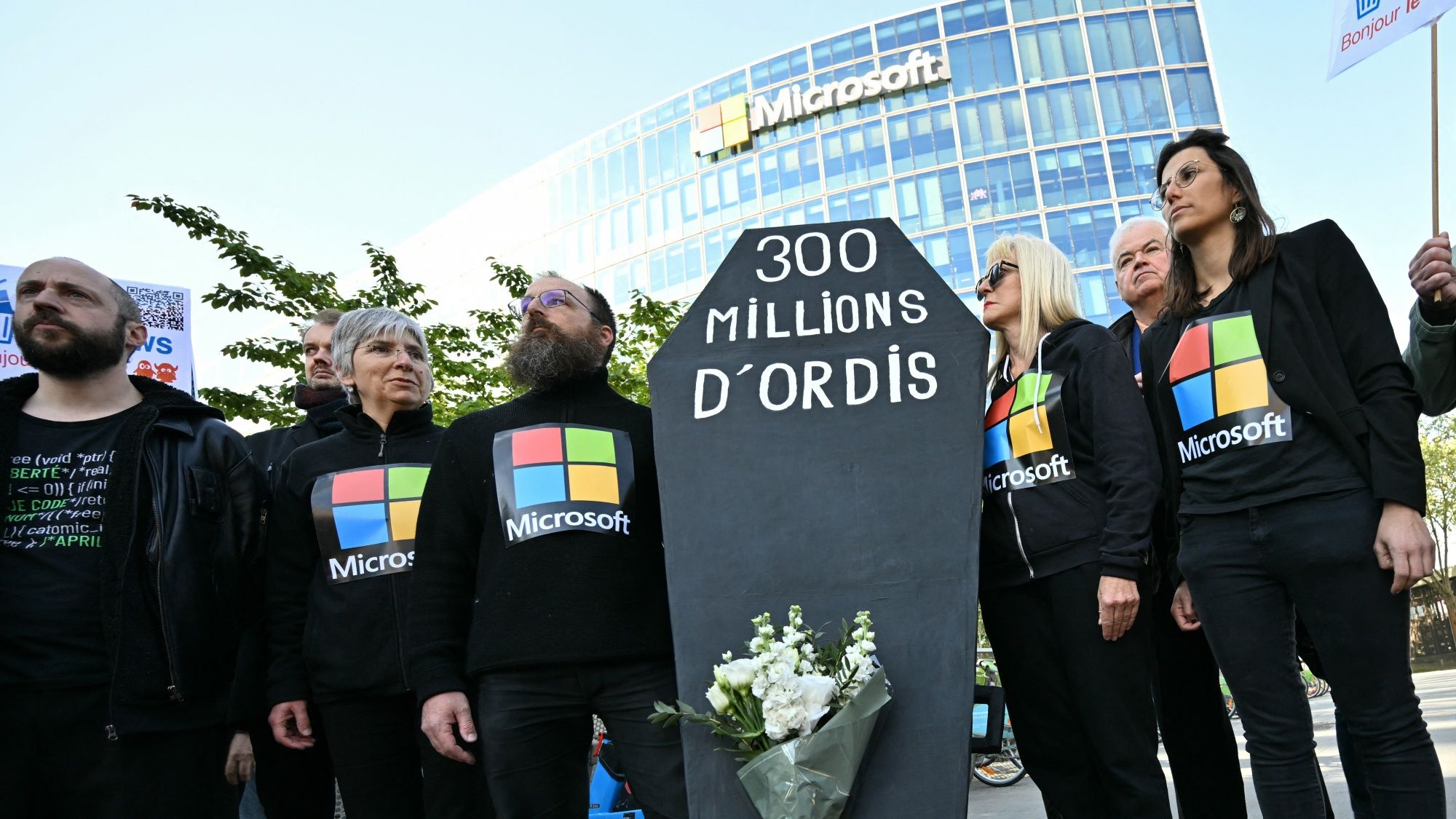 France threw a funeral for Windows 10 in protest of forced "obsolescence"