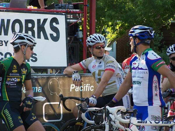 Deaf elite rider Daniel Carruthers (Hansaton Hearing Systems) talks with other riders before the start. Carruthers is using Superweek to prepare for the Deaf Olympics which will be in Taiwan this September 2009 where he will be representing New Zealand.