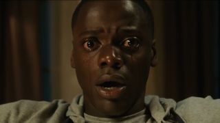 Close-up Daniel Kaluuya meneteskan air mata dalam sebuah adegan dari Get Out