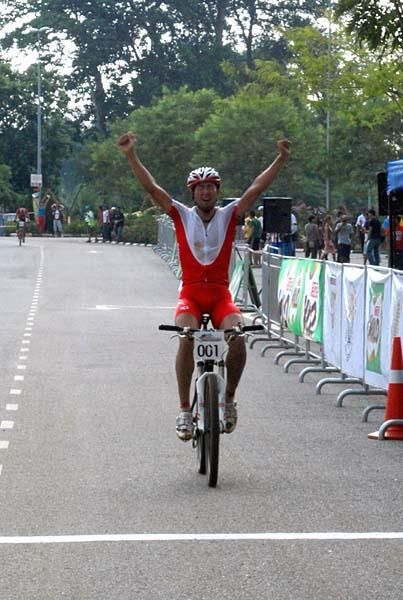Kohei Yamamoto (Japan) wins the elite men's race.