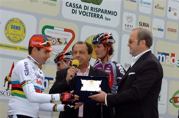 Cadel Evans (Silence-Lotto) accepts a special award before the race.