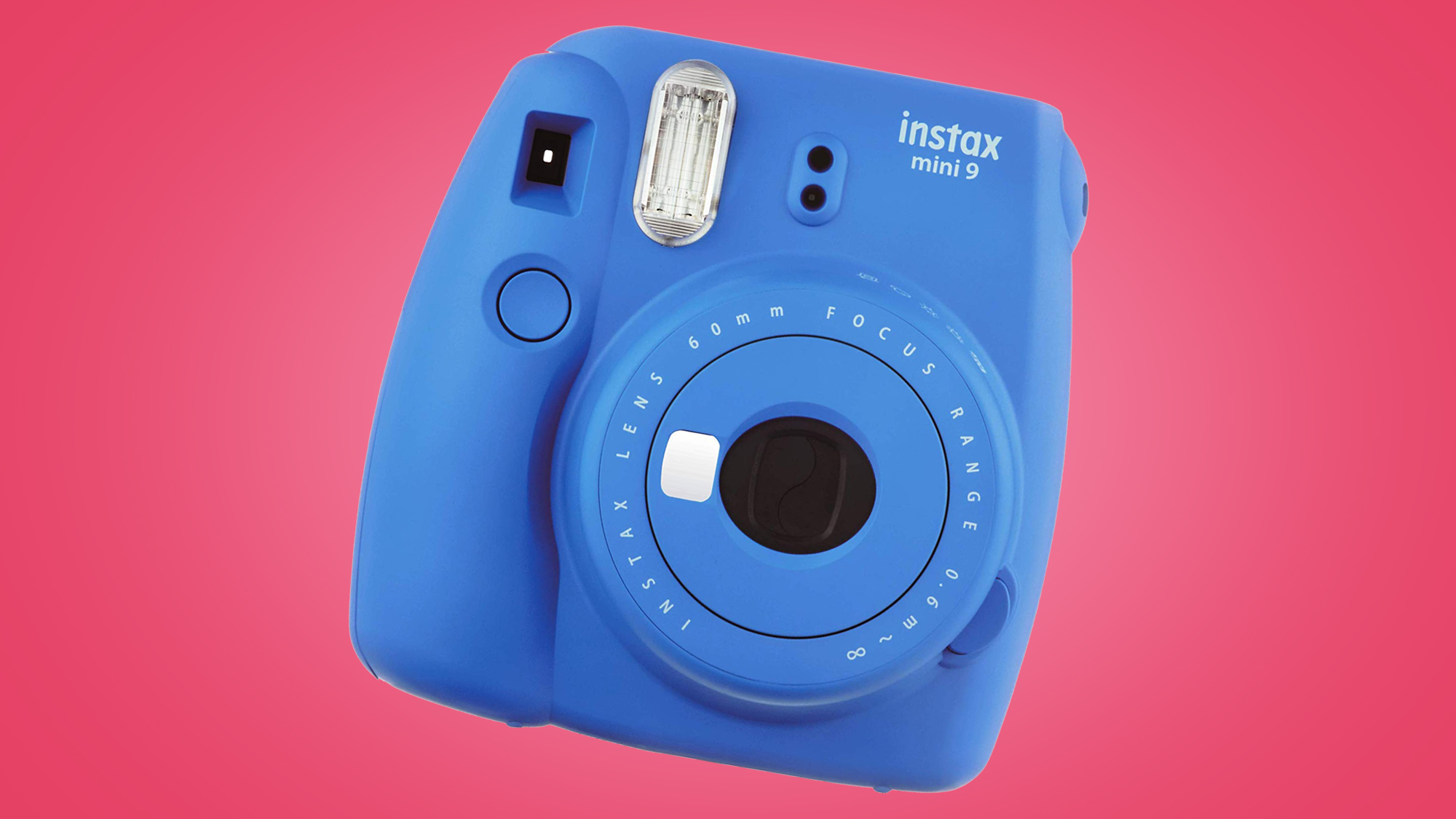 Fujifilm Instax Mini 9 i blå mod en lyserød baggrund
