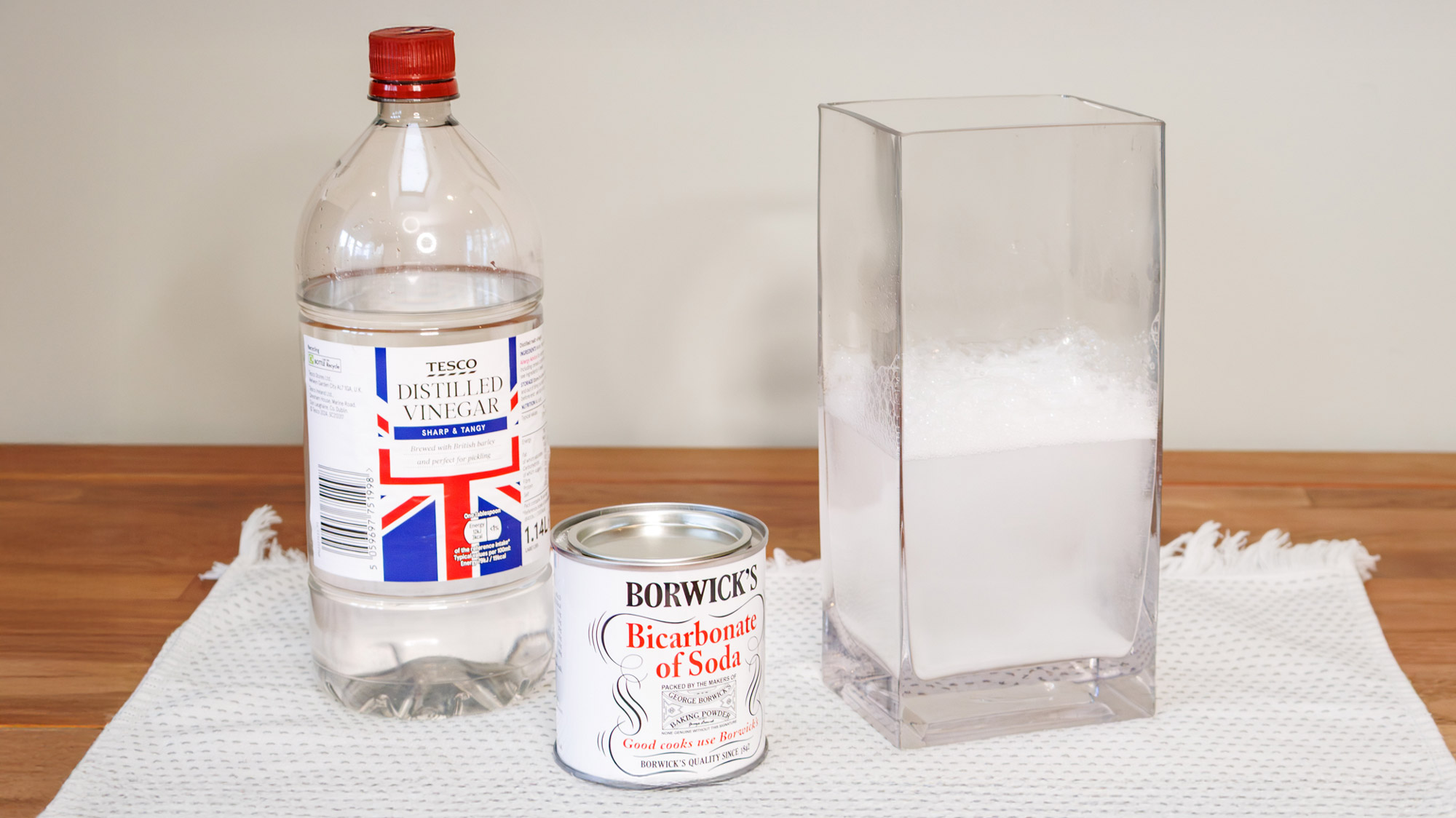 How to clean a glass vase with baking soda and distilled vinegar