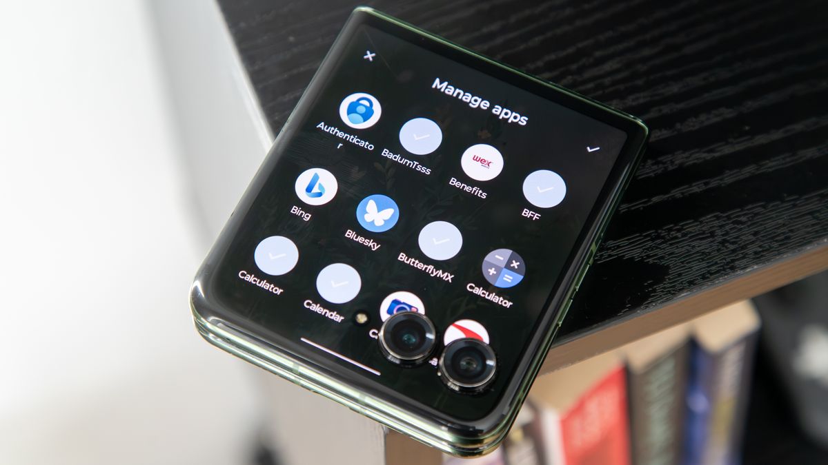 I spent 24 hours using only the Motorola Razr and Galaxy Z Flip cover ...