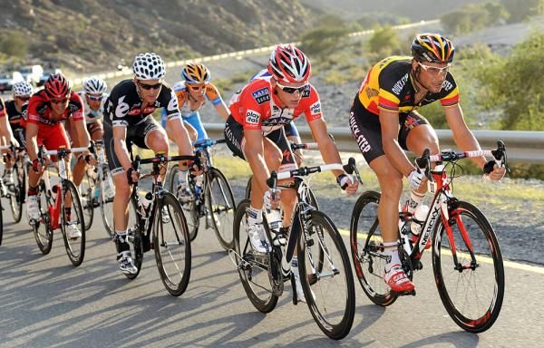 The front group split from the peloton in the cross winds.