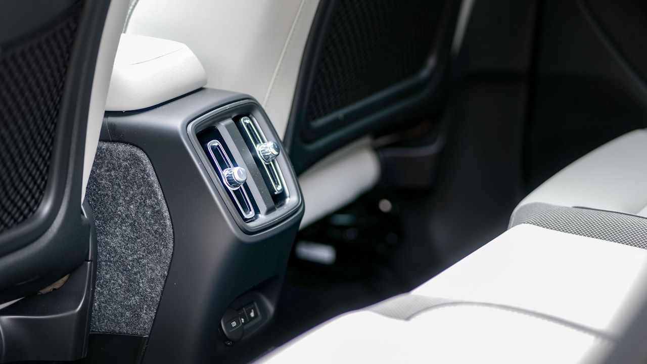2025 Volvo EX40 Ultra Twin Motor test drive review.