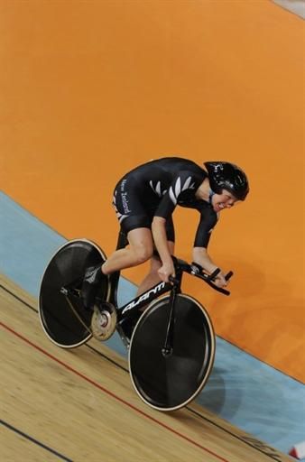 Alison Shanks (New Zealand) wins the 3,000m individual pursuit.