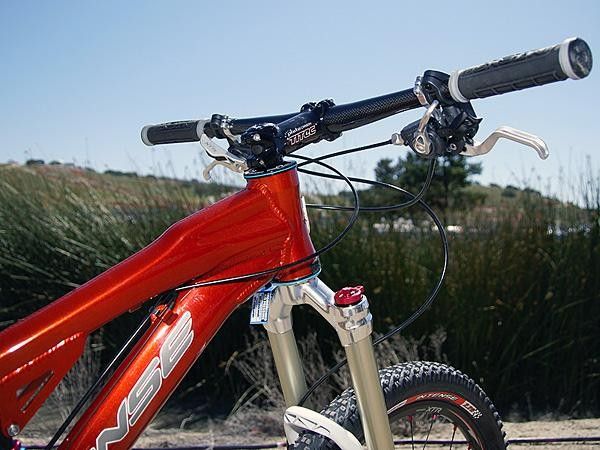 The hydroformed top tube terminates in a giant 1.5"-compatible head tube.
