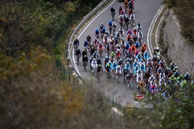 The peloton take on the final climb