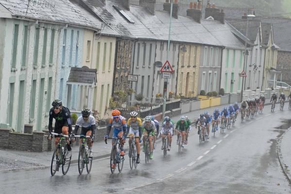 Wiggins leads Henderson in the chase for Team Sky.