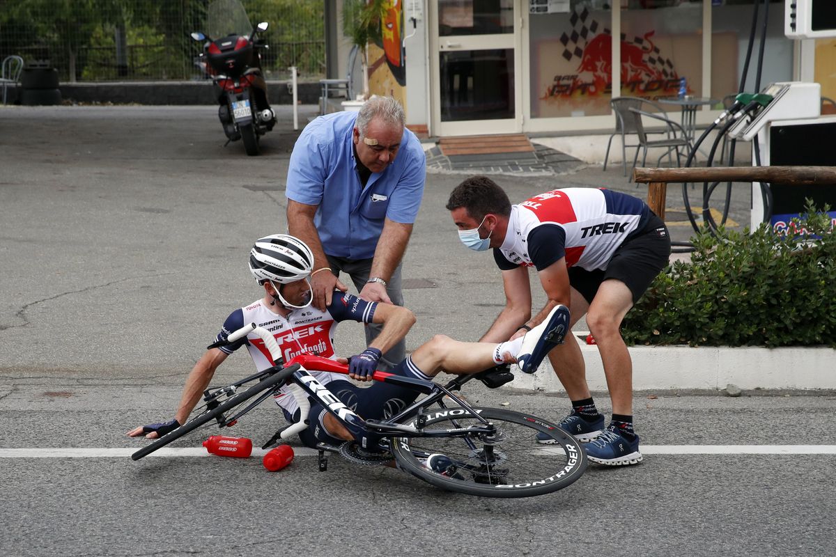 Pieter Weening crashed after taking a bidon