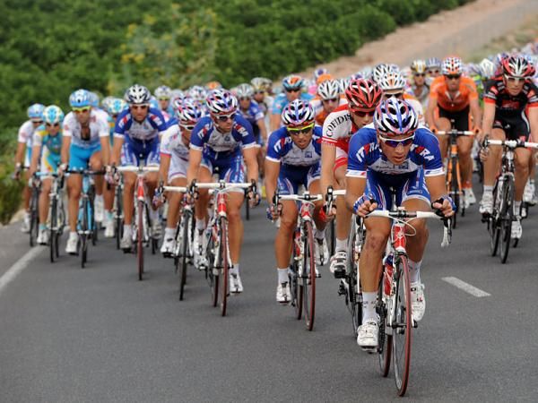 Team Katusha sets a furious tempo approaching the