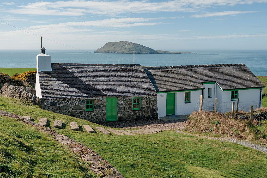 Properties for sale for around &pound;500,000: Bryn Canaid, Uwchmynydd, Gwynedd