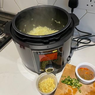 Making curry in the Drew & Cole Cleverchef Pro Multicooker