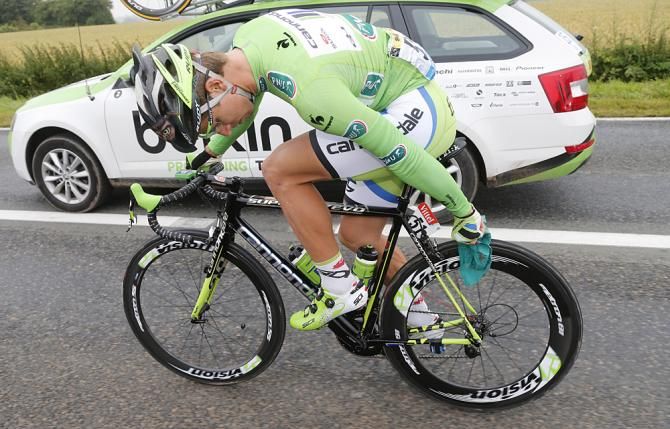Peter Sagan cleans off his tyres