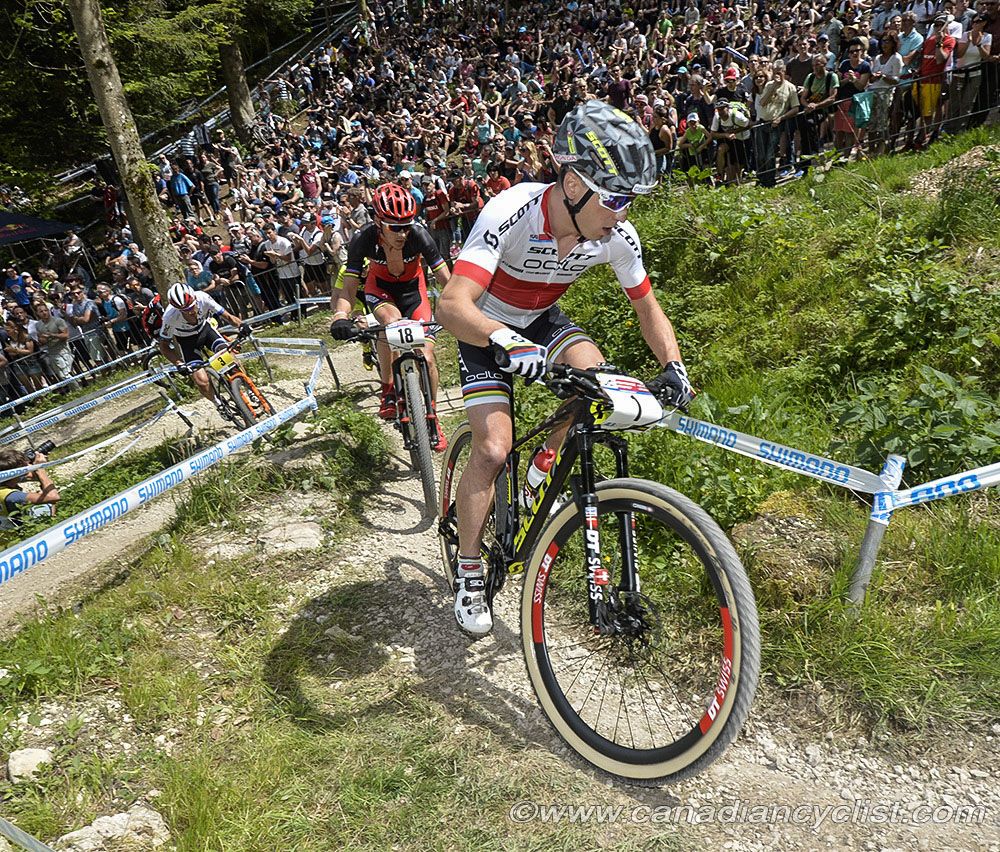 Nino Schurter (Scott-Odlo MTB Racing Team) is unaware of Absalon's attack in the "passing" lane (behind)