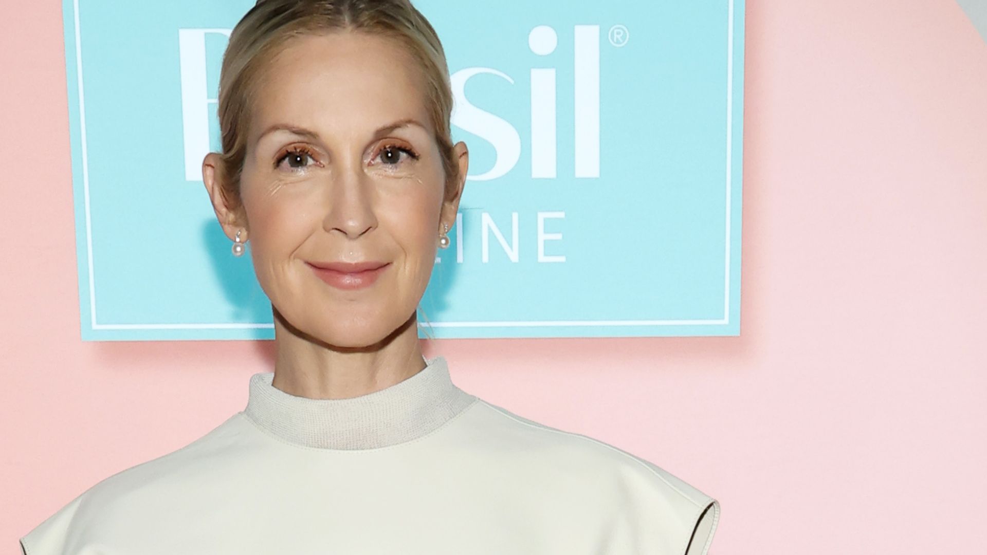 a headshot of kelly rutherford 
