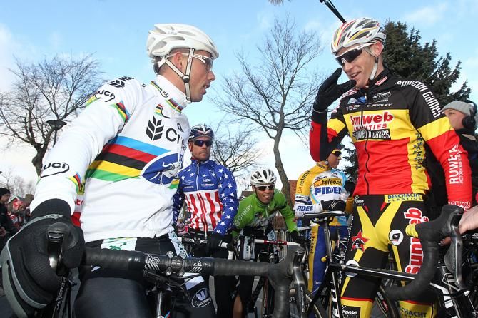 Sven Nys (Crelan-KDL) and Belgian champ Klaas Vantornout (Sunweb-Napoleon Games) at the start