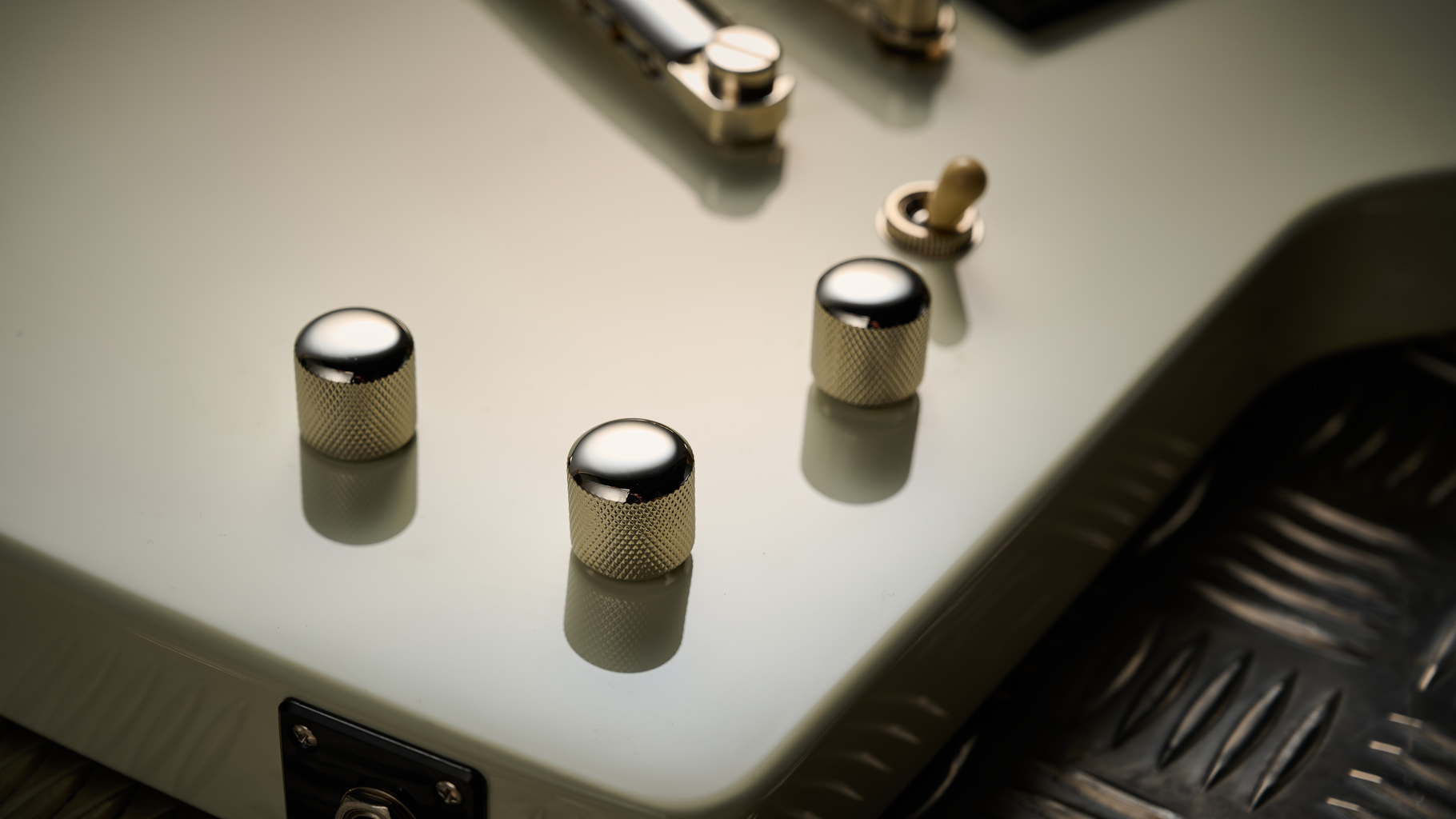The control knobs of the Epiphone Explorer 80s EMG