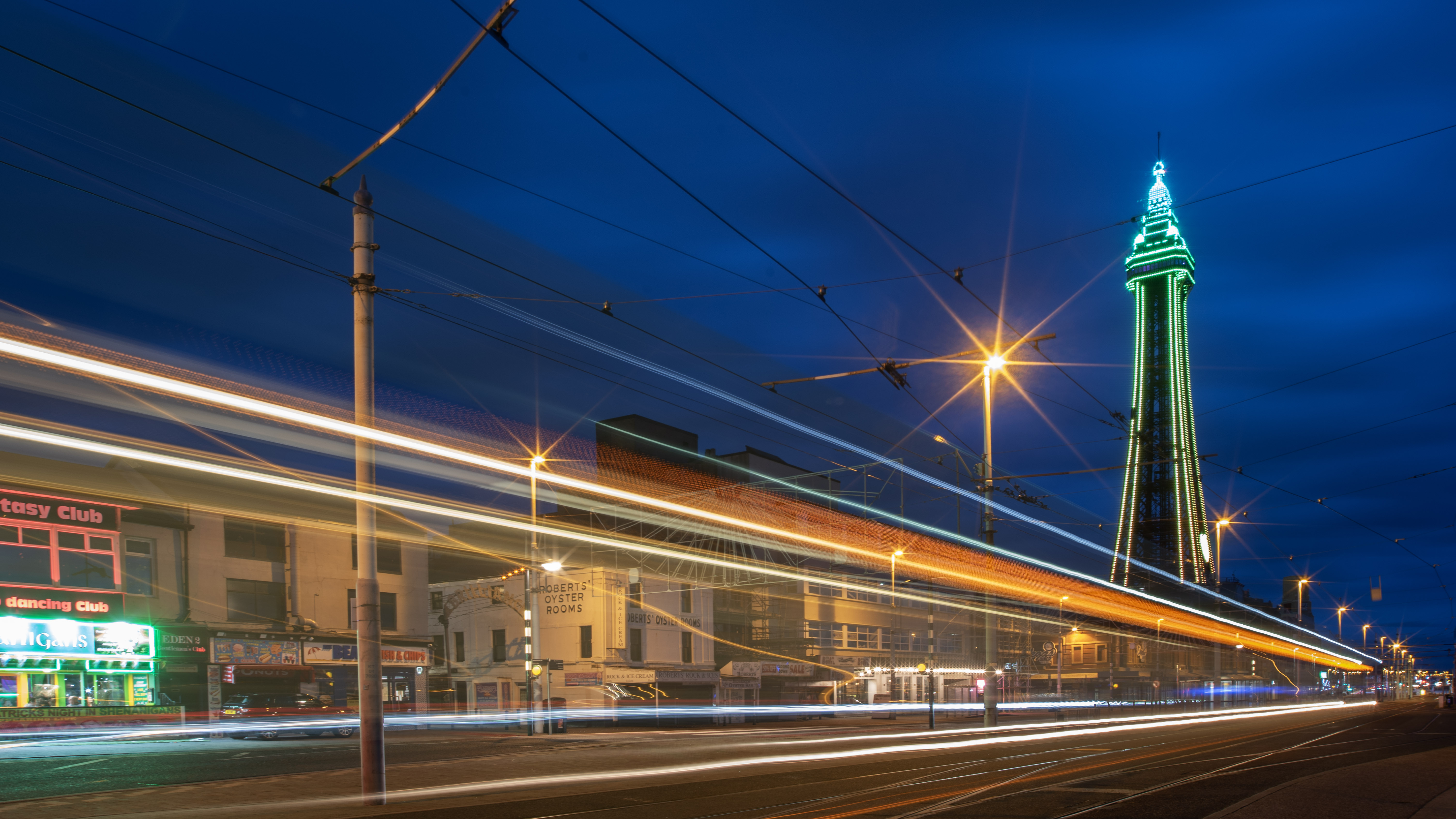 An aperture of f/14 was used to generate a shutter speed of 20 seconds to record the light trails