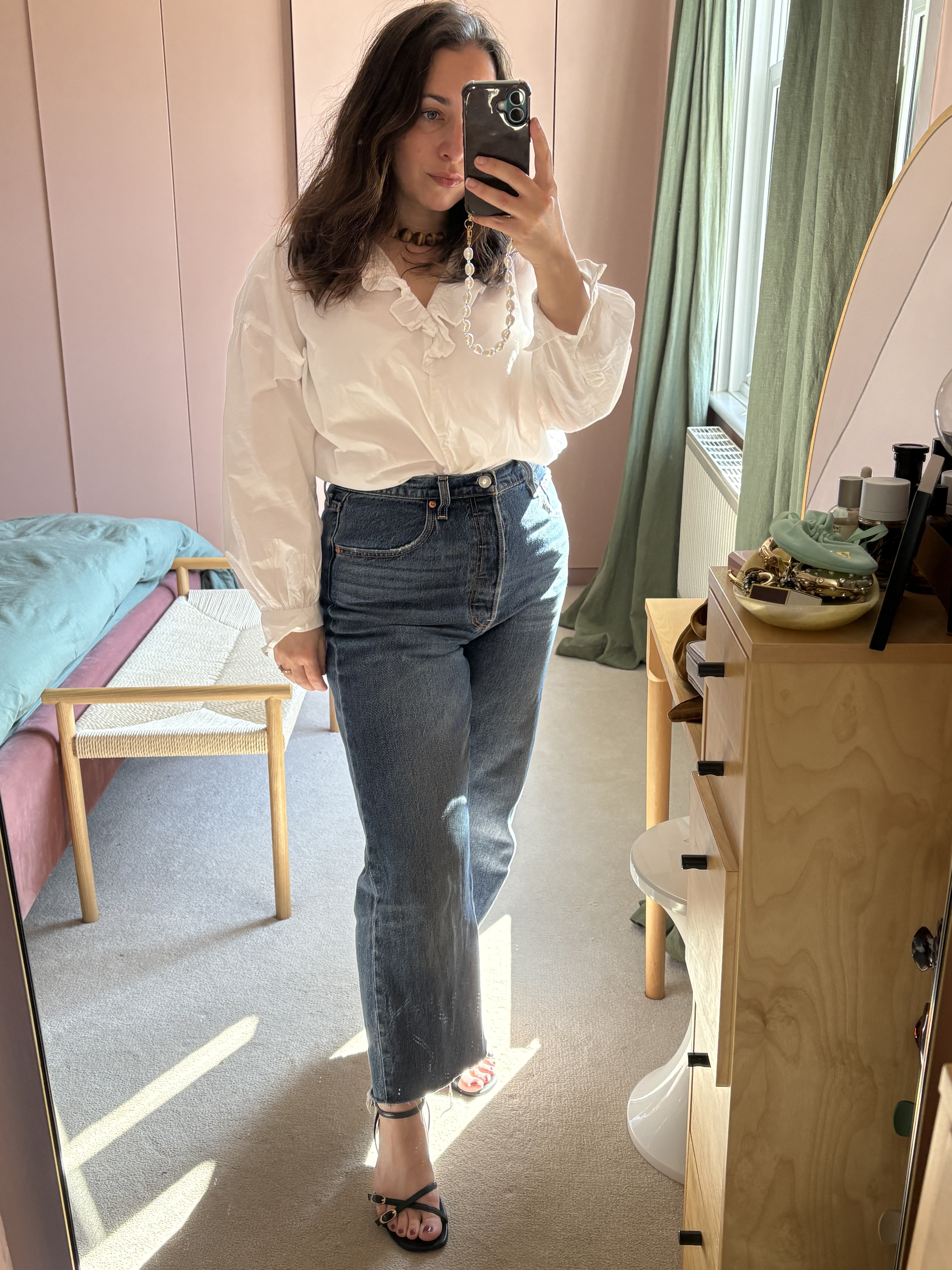 An image of Who What Wear's @hannahalmassi wearing Levi's jeans.