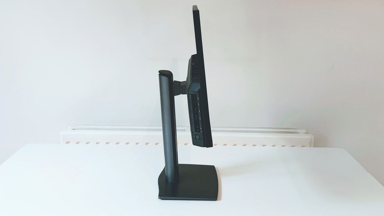 A photograph of the MSI Modern AM241 from the side