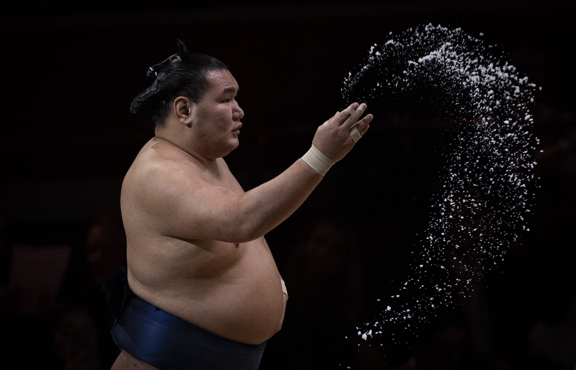 LONDON, ENGLAND - OCTOBER 15: Hoshoryu throws salt during day one of The Grand Sumo Tournament at Royal Albert Hall on October 15, 2025 in London, England. This is the first time since the 1991 event at the Royal Albert Hall that an official Five Day Basho tournament will take place outside of Japan. The tournament will host the most accomplished and elite sumos, including those who have reached the top rank of Yokozuna, and showcase Japan&#039;s rich cultural history and traditions. (Photo by Ryan Pierse/Getty Images)